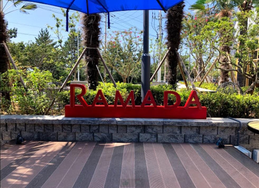 Отель Ramada Plaza By Wyndham Dolsan Йосу Экстерьер фото