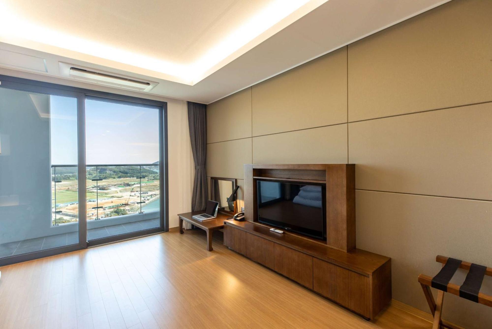 Отель Ramada Plaza By Wyndham Dolsan Йосу Экстерьер фото