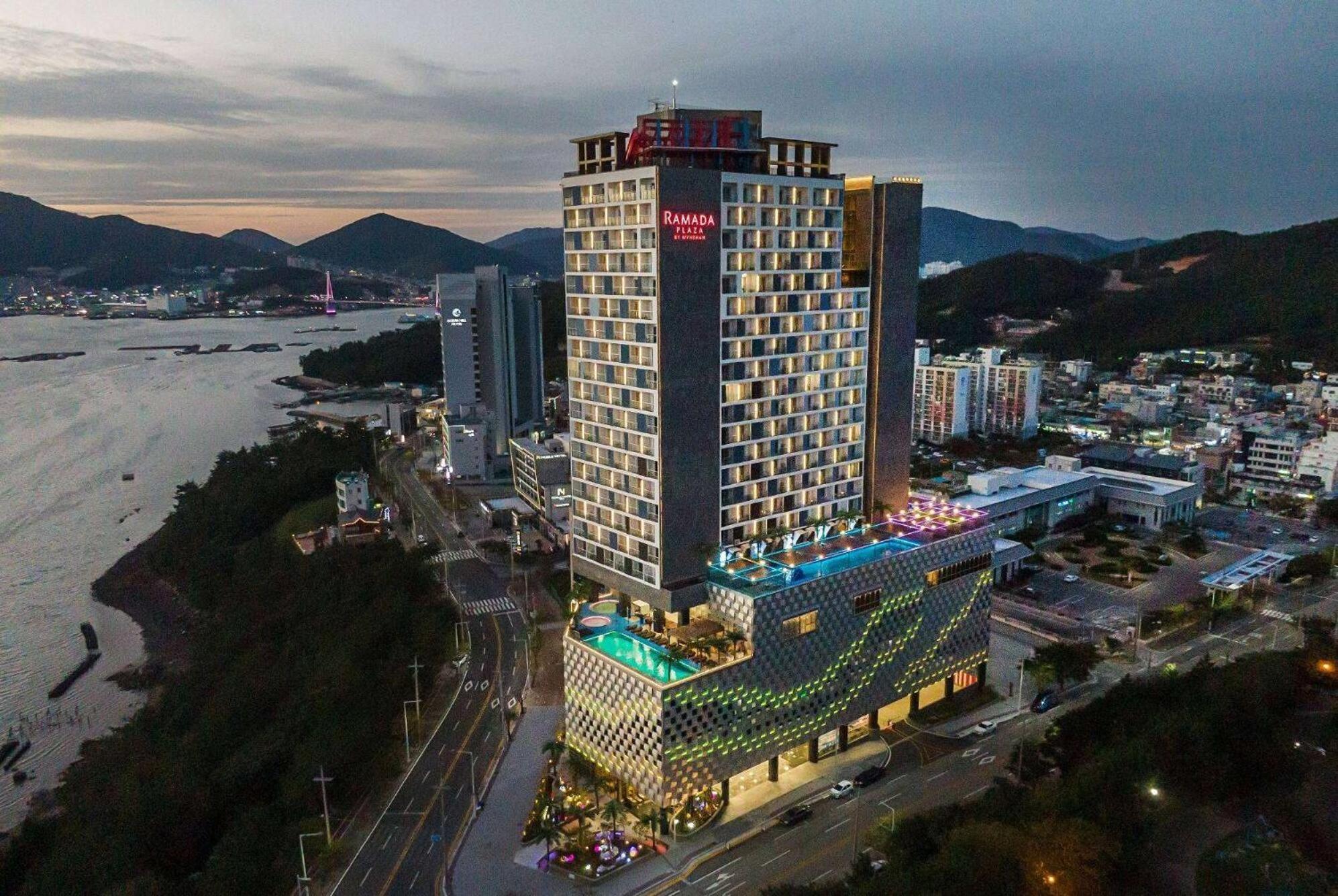 Отель Ramada Plaza By Wyndham Dolsan Йосу Экстерьер фото