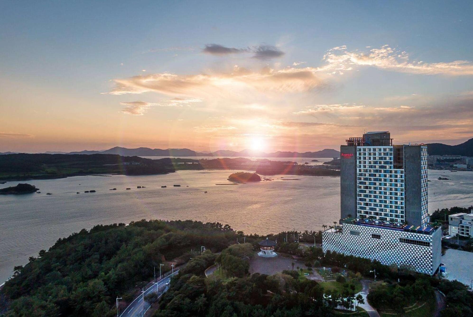 Отель Ramada Plaza By Wyndham Dolsan Йосу Экстерьер фото