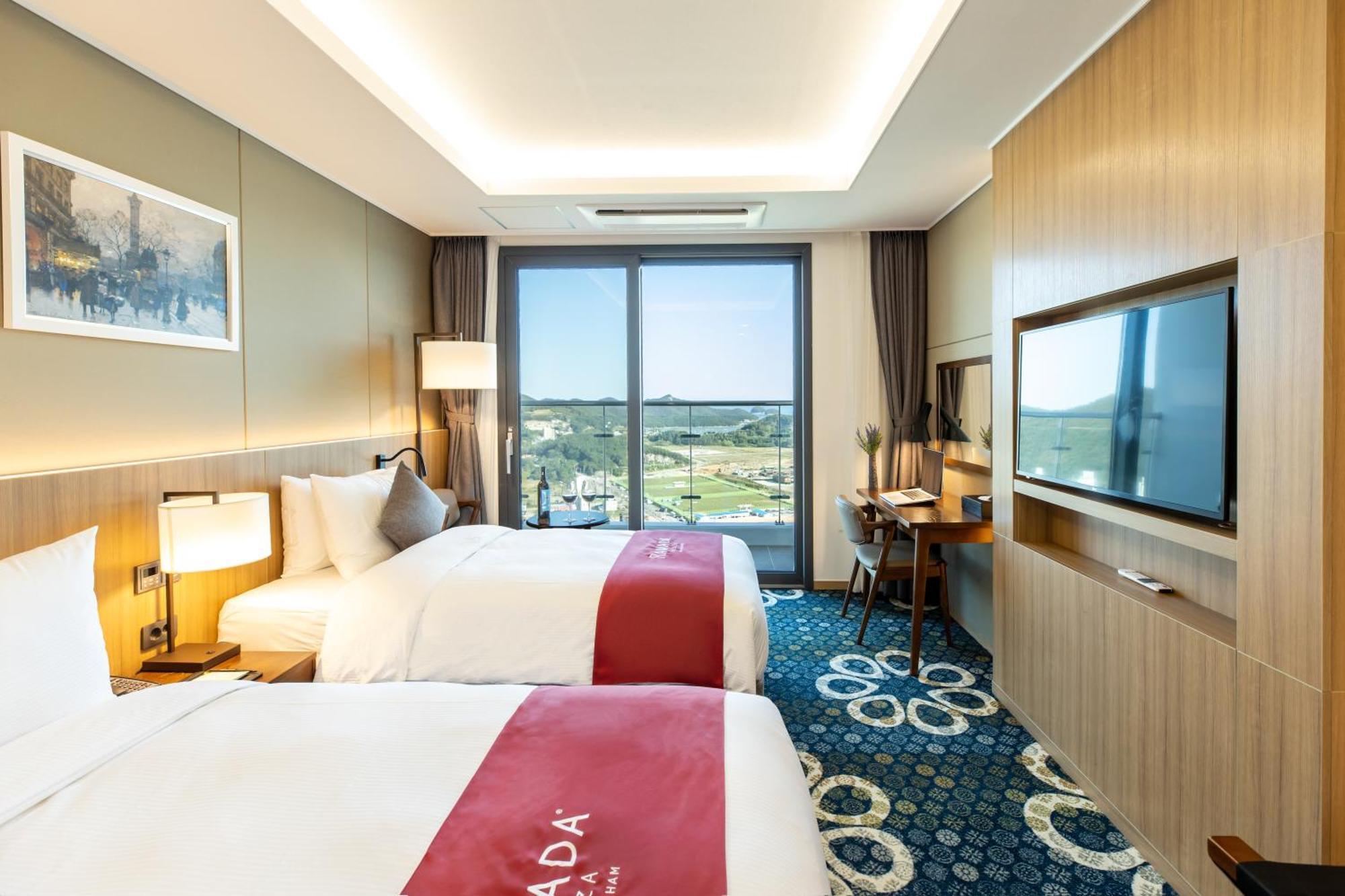 Отель Ramada Plaza By Wyndham Dolsan Йосу Экстерьер фото