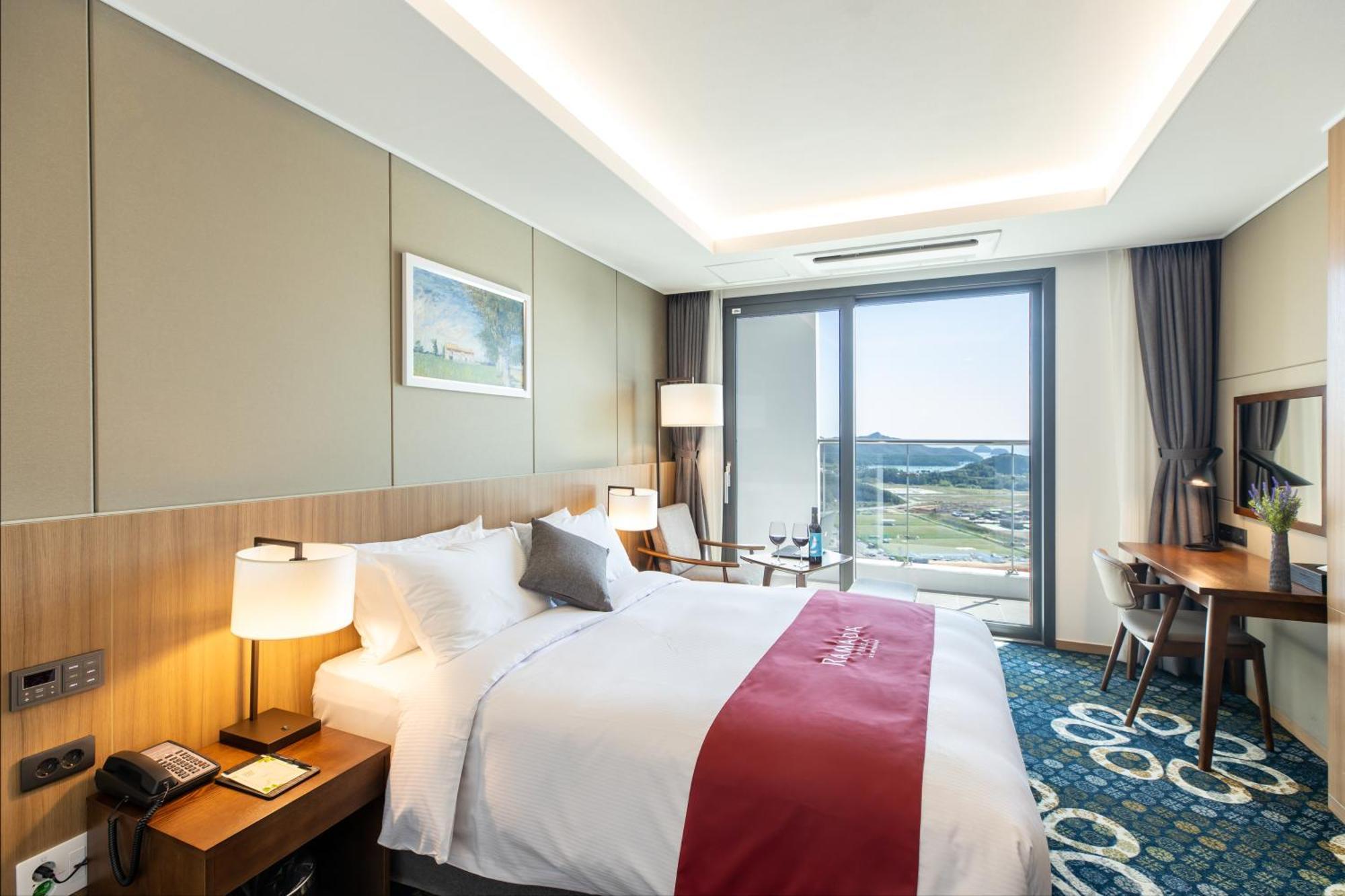 Отель Ramada Plaza By Wyndham Dolsan Йосу Экстерьер фото