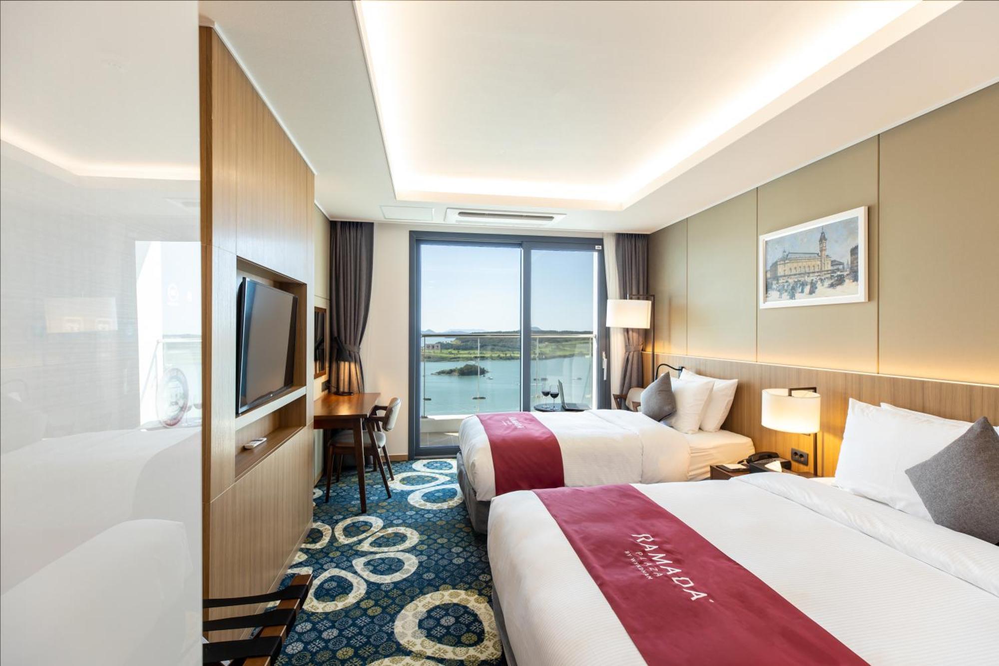 Отель Ramada Plaza By Wyndham Dolsan Йосу Экстерьер фото