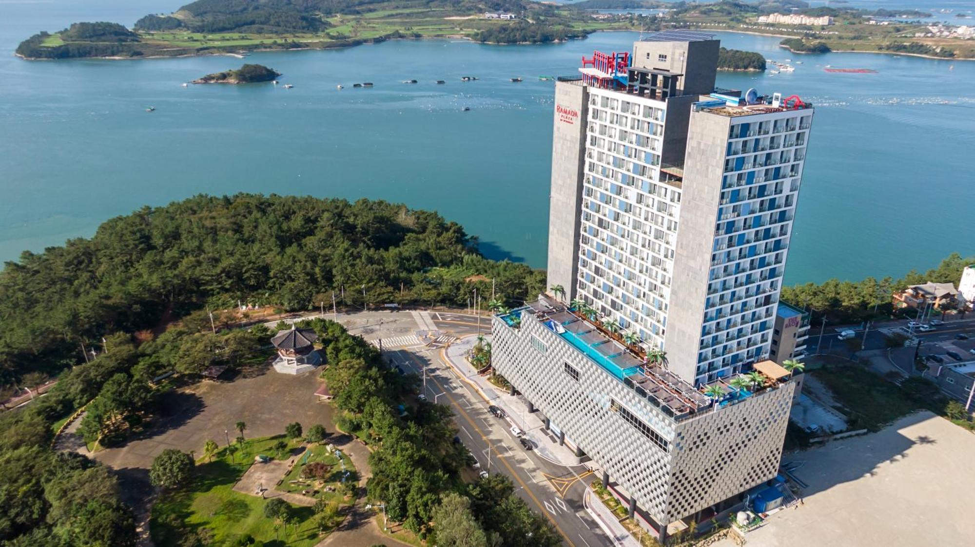 Отель Ramada Plaza By Wyndham Dolsan Йосу Экстерьер фото